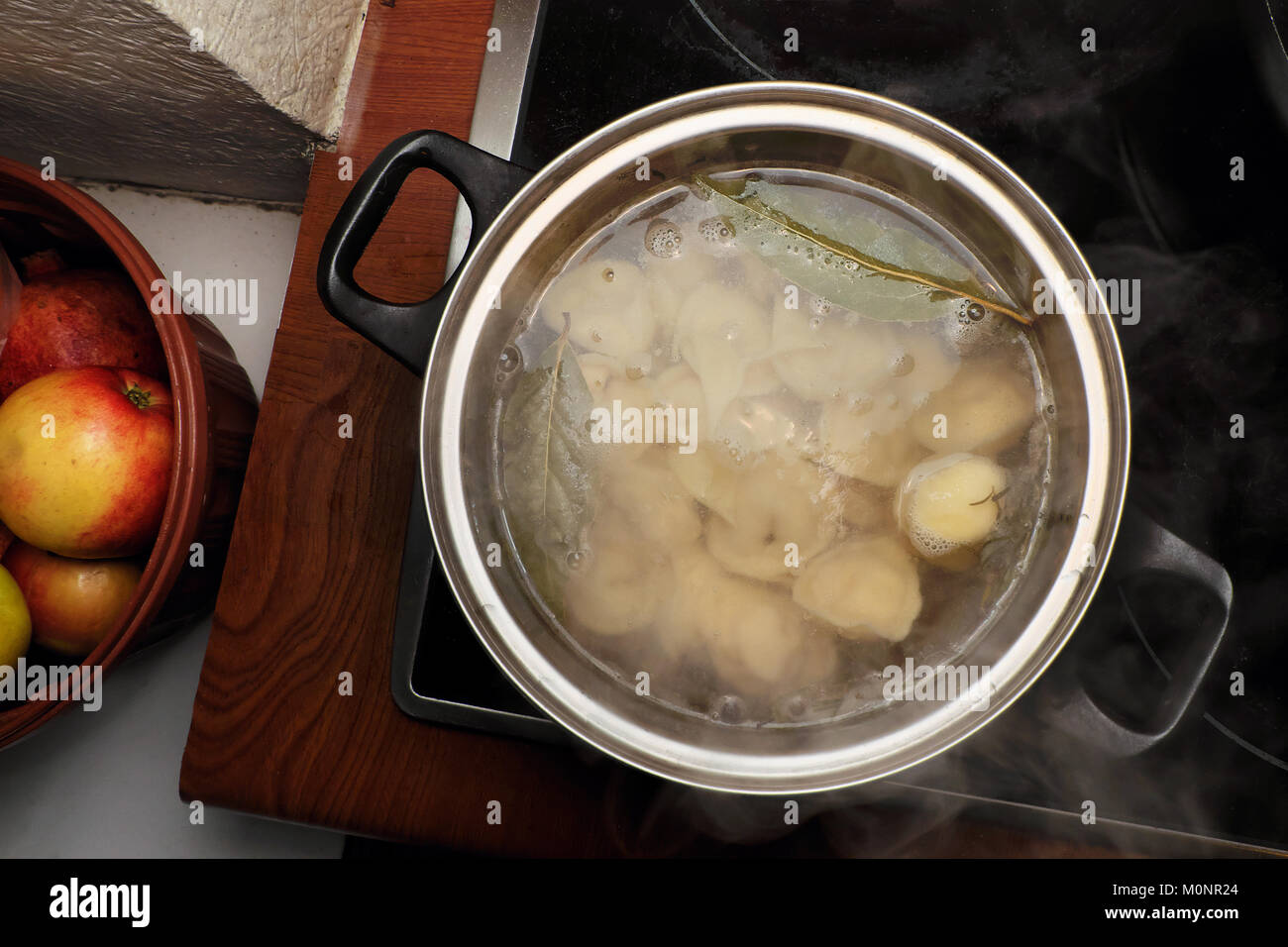 Fédération des boulettes cuites dans une casserole dans la cuisine Banque D'Images Fédération des boulettes cuites dans une casserole dans la cuisine Banque D'Images