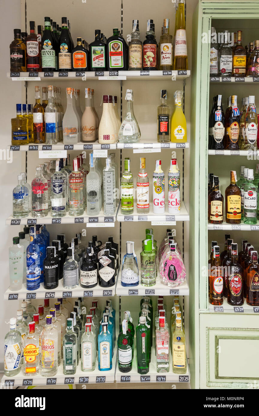 L'alcool à vendre à Mahon , Menorca , Baléares , Espagne Photo Stock - Alamy