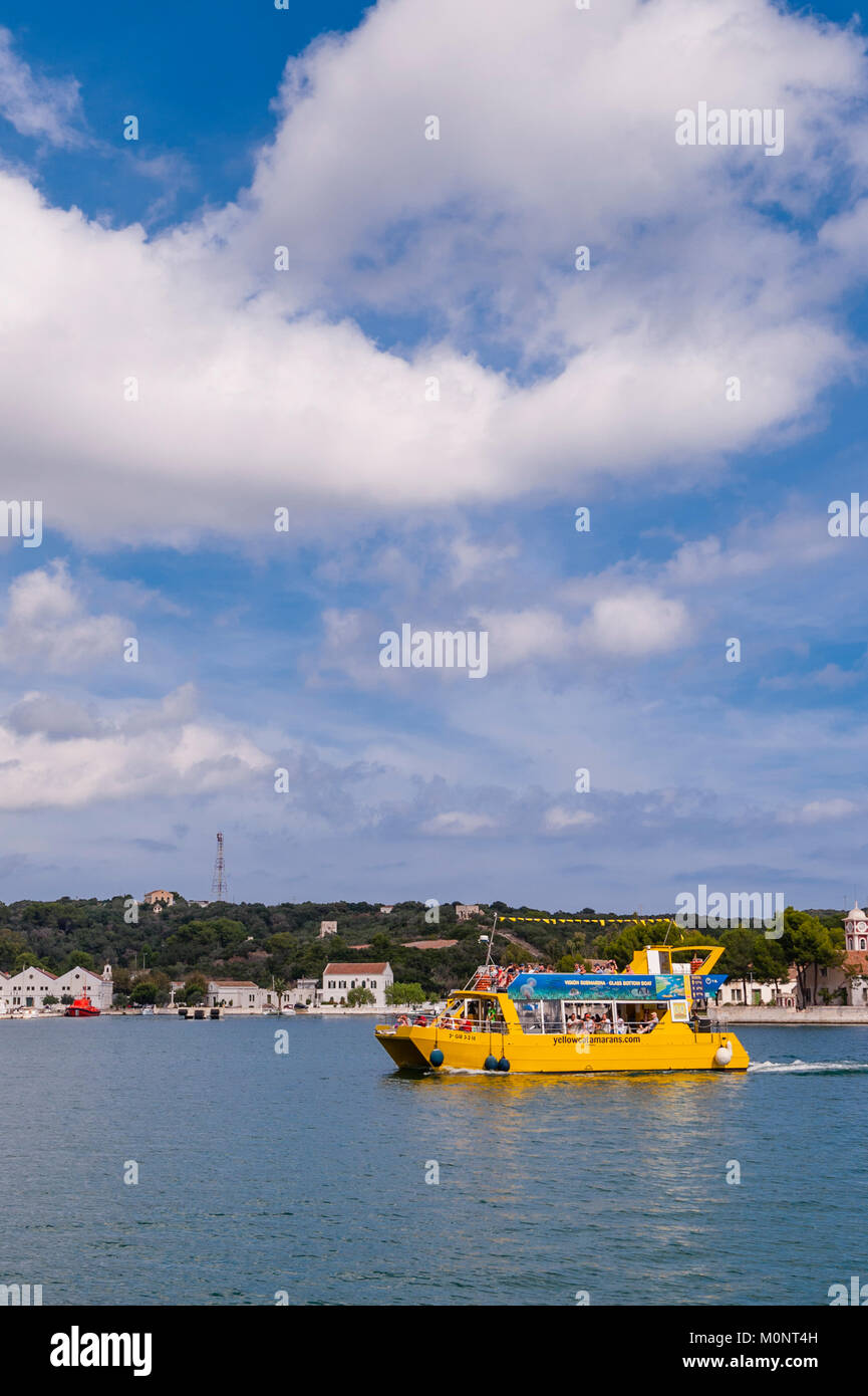 Excursions en bateau sur le bateau à fond de verre au port de Mahon , Menorca , Baléares , Espagne Banque D'Images