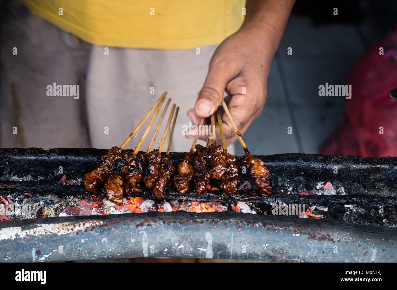 L'homme préparer sate ayam sur la rue du marché local à Bali, Indonésie Banque D'Images