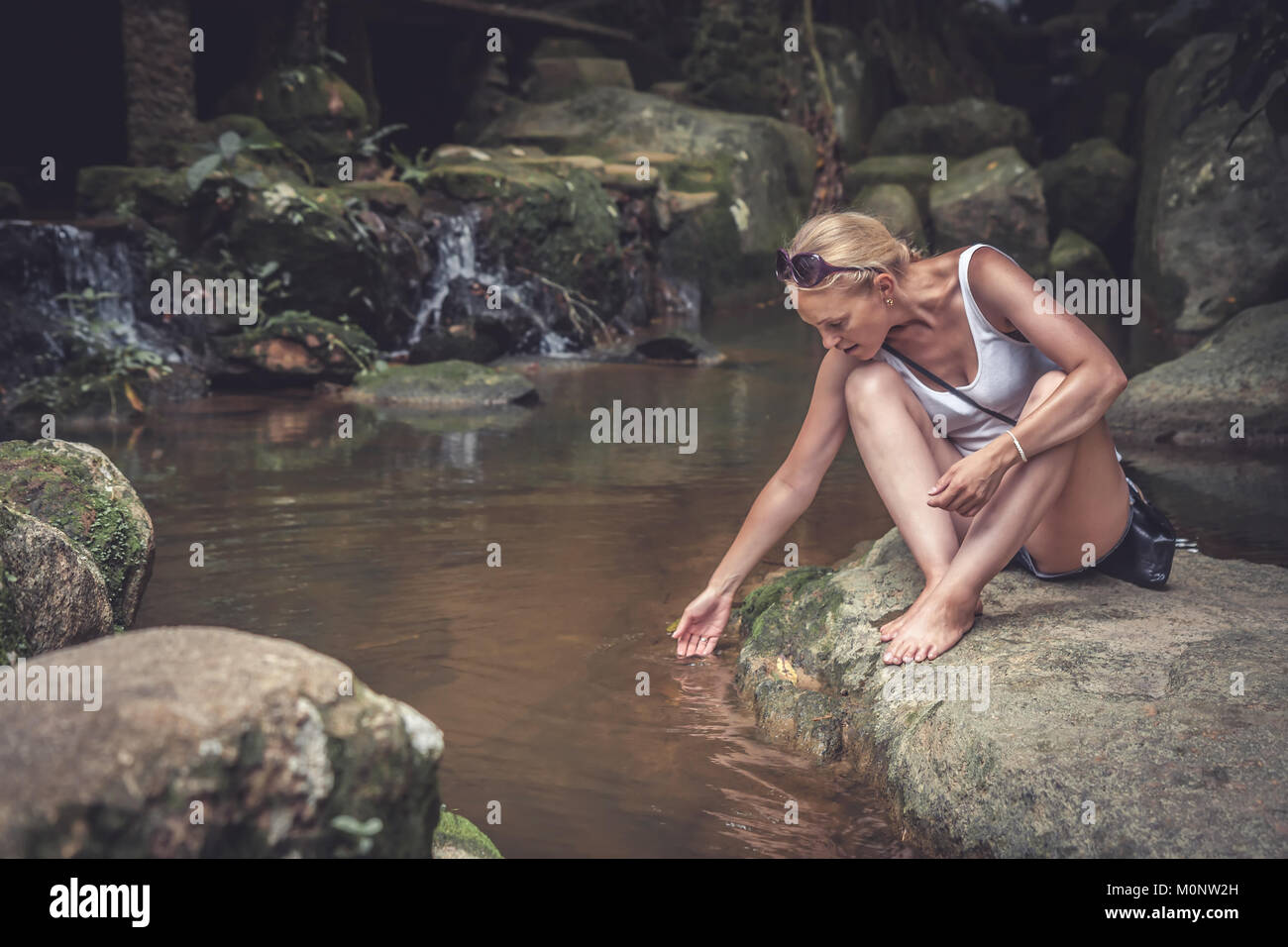 Belle femme cascade au alentour de détente tourisme voyage vacances pendant son pays tropical Banque D'Images