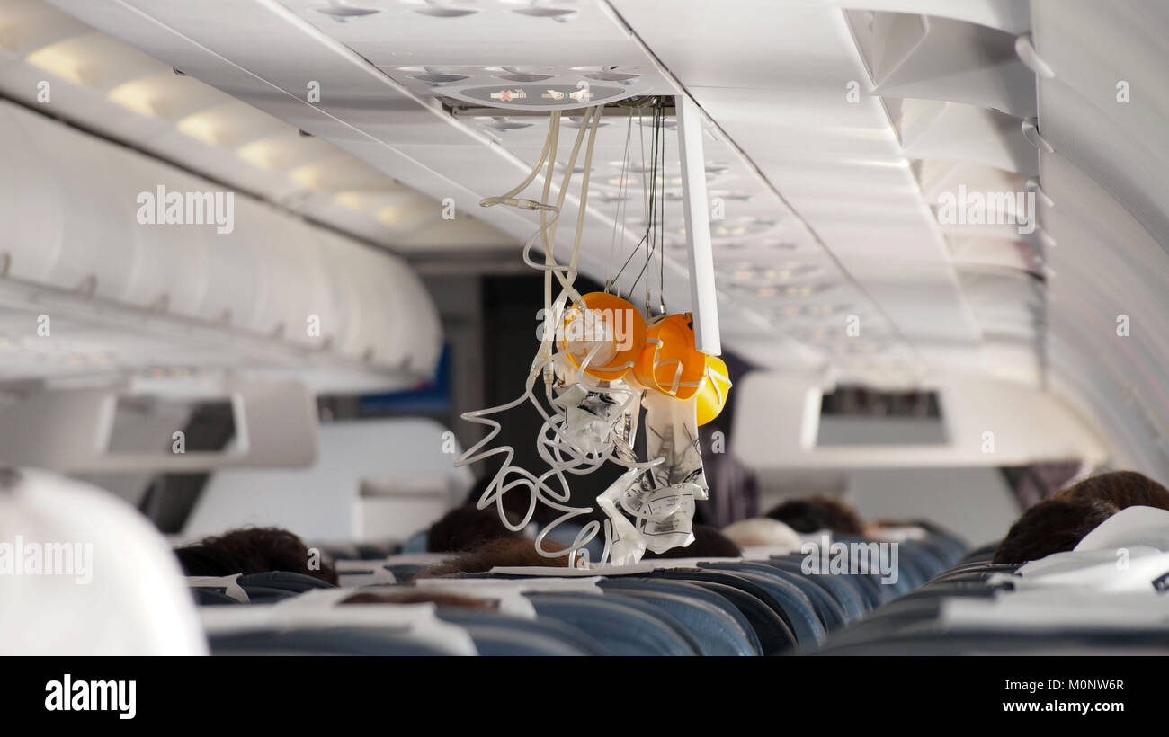 Masque à oxygène avion Banque de photographies et d'images à haute  résolution - Alamy