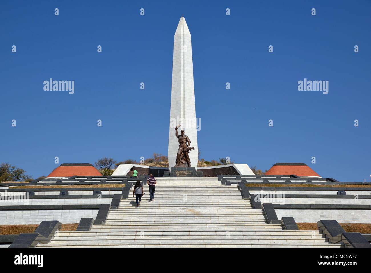 Obélisque sur le Heldenacker ou héros nationaux' Acre,mémorial de la guerre de la République de Namibie, près de Windhoek,montagnes Auas Banque D'Images