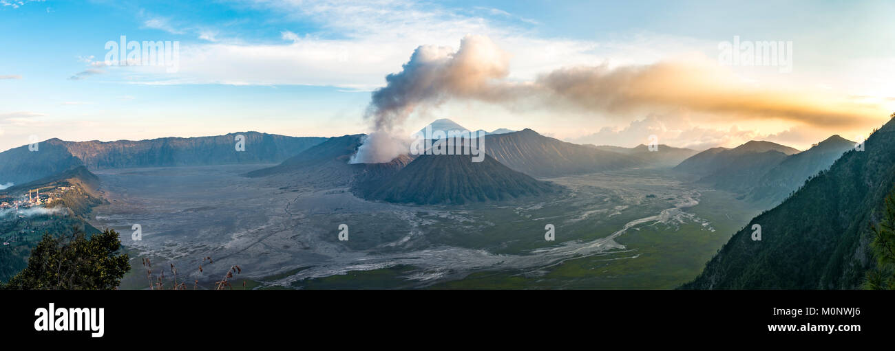 Caldeira Tengger, vue sur les volcans au coucher du soleil,volcan fumant Gunung bromo,avec Mt. Batok,Mt. Kursi,Mt. Gunung Semeru, Banque D'Images