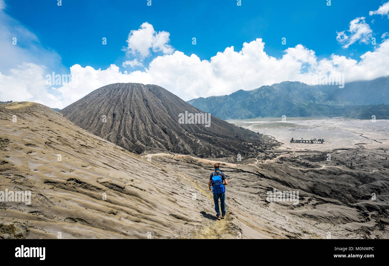 Jeune homme sur un chemin étroit au bord du cratère du volcan Gunung bromo,derrière Mt. Parc national,Batok Bromo-Tengger-Semeru Banque D'Images