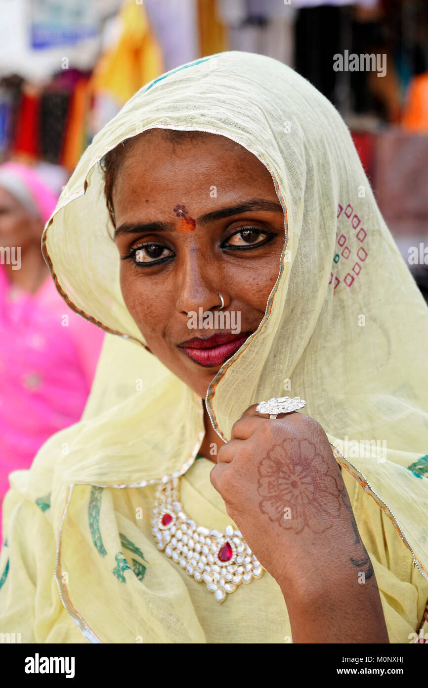 Femme indienne avec écharpe jaune,portrait,Pushkar Rajasthan,Inde du Nord, Banque D'Images