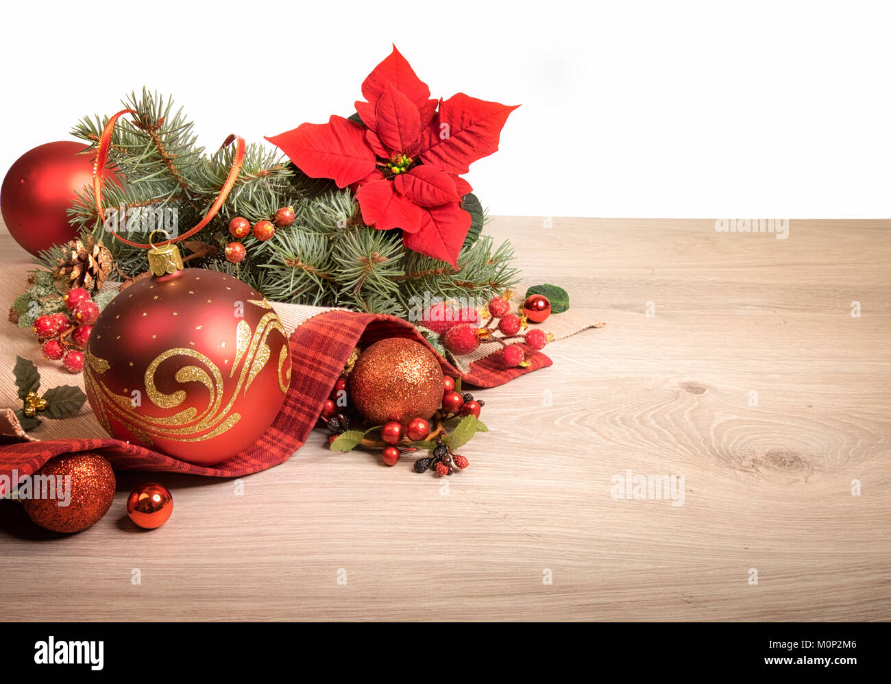 Fond de bois avec poinsettia et arbre de Noël décoré de brindilles, de l'espace texte Banque D'Images