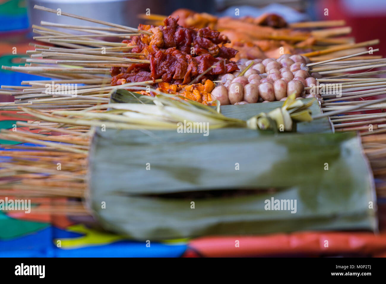 Une rue Snack food aux Philippines,brochette de viande qui est ensuite grillée sur un barbecue. Banque D'Images