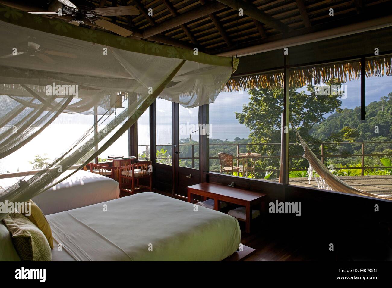 Costa Rica, péninsule d'Osa, suite avec terrasse de l'ecolodge Lapa Rios donnant sur la forêt primaire et l'océan pacifique Banque D'Images