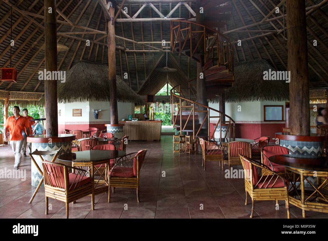 Costa Rica,restaurant,de la péninsule d'Osa de l'ecolodge Lapa Rios,surmonté d'une toiture végétale imitant les huttes amérindiennes Banque D'Images