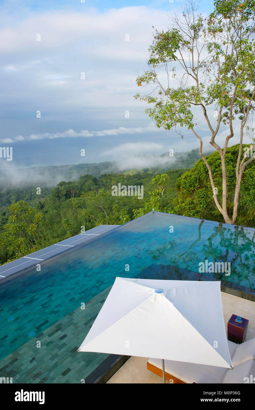 Costa Rica, Osa peninsula,vue plongeante de la piscine de l'ecolodge Kura design villas donnant sur l'océan pacifique Banque D'Images