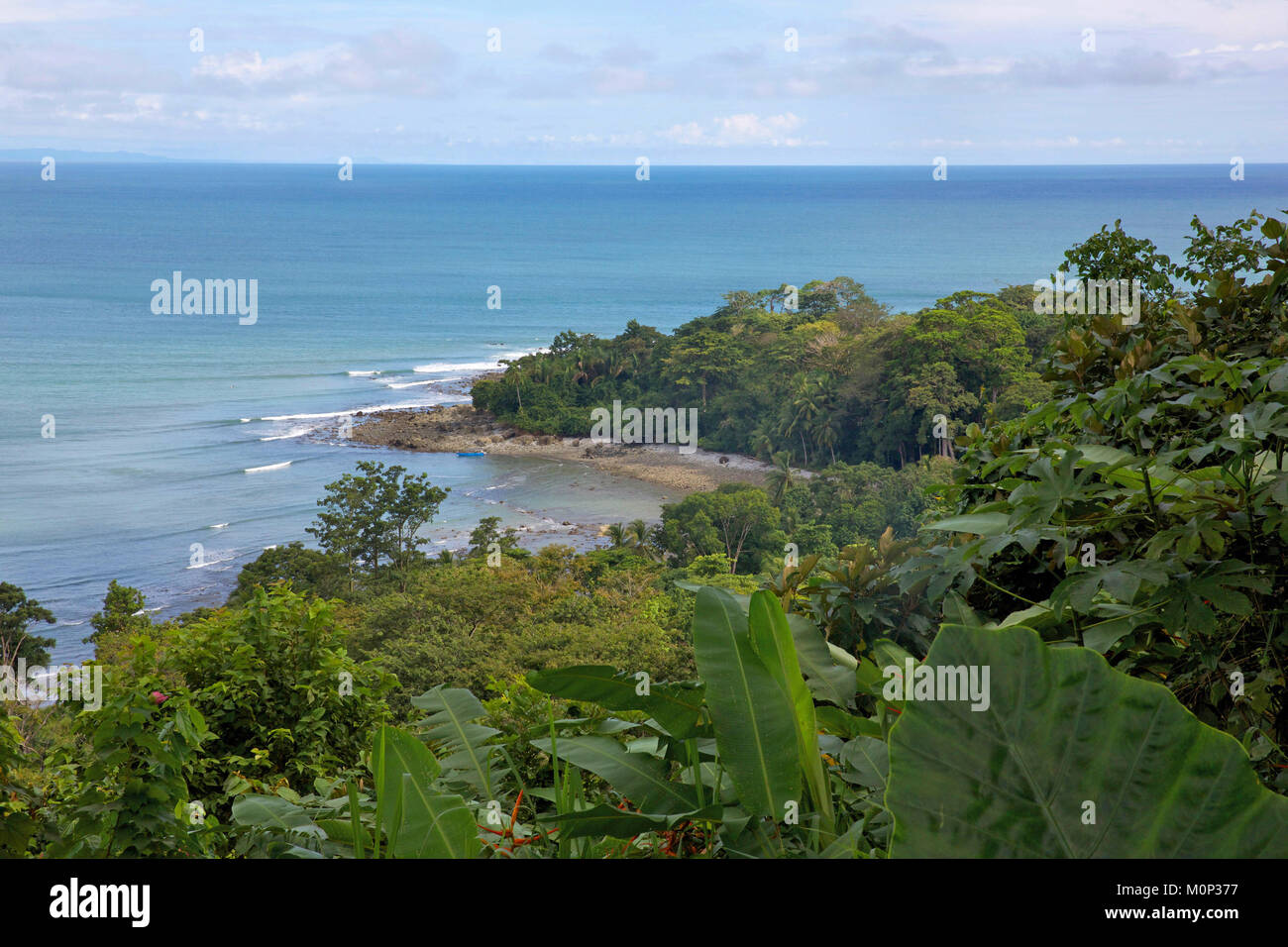 Costa Rica, péninsule d'Osa, vue sur la forêt primaire et une plage de l'océan pacifique de l'ecolodge Lapa Rios Banque D'Images