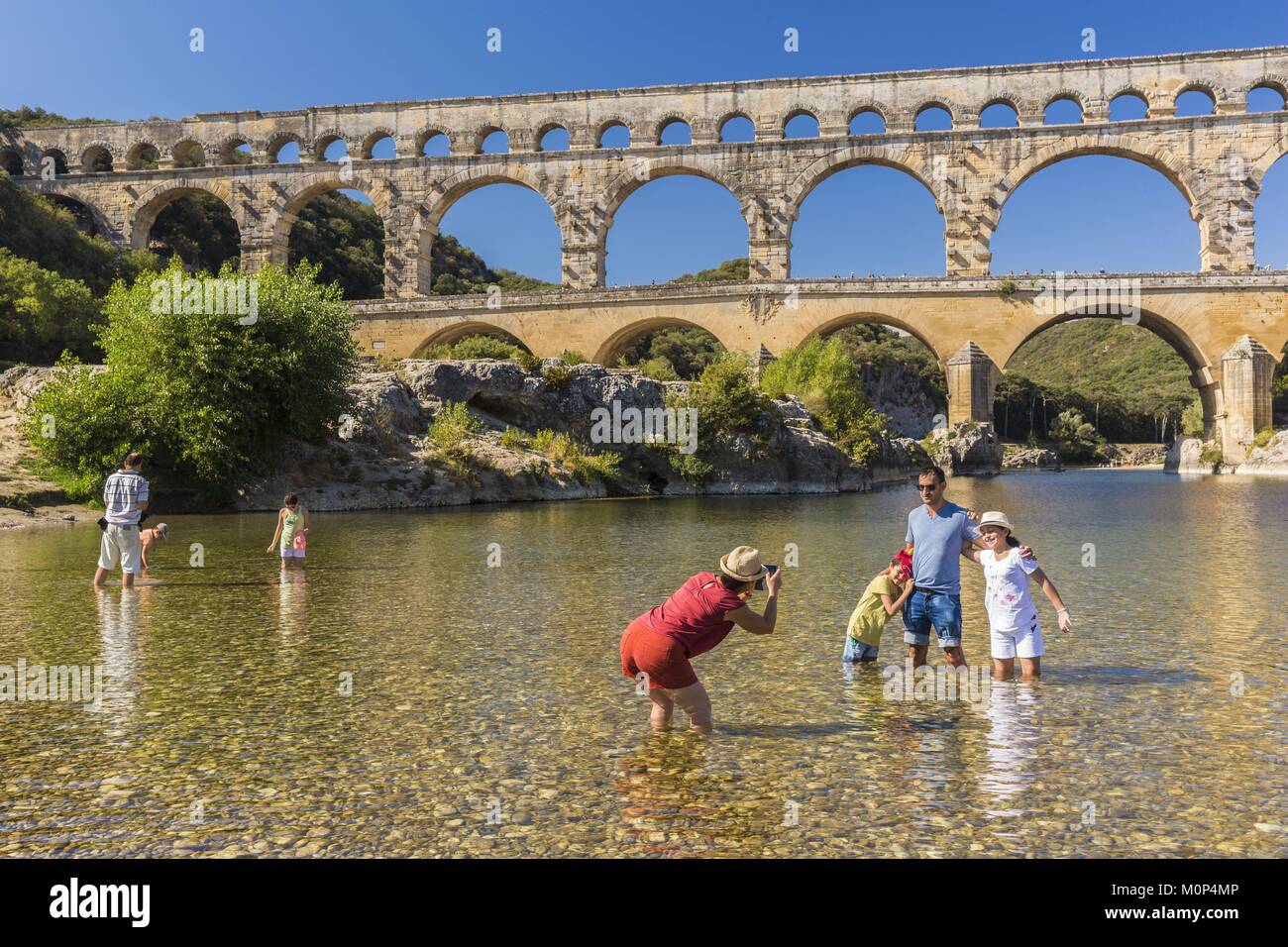 France,Gard,Castillon-du-Gard,le Pont du Gard classé au Patrimoine Mondial par l'UNESCO,Grand Site de France,aqueduc romain du 1er siècle où des mesures au cours du Gardon Banque D'Images