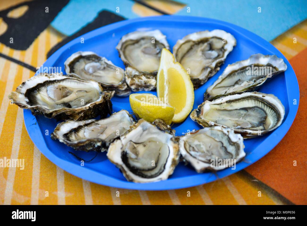 France,Herault,Meze,une assiette d'huîtres au citron Banque D'Images