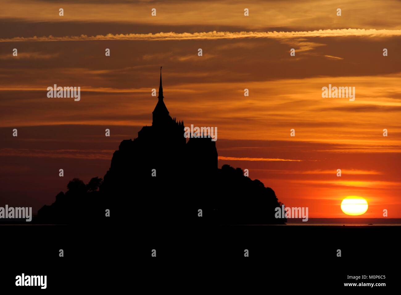 France,Manche,Baie du Mont Saint Michel classé au Patrimoine Mondial par l'UNESCO, le Mont Saint Michel,vue du coucher de soleil derrière le Mont Saint Michel Banque D'Images