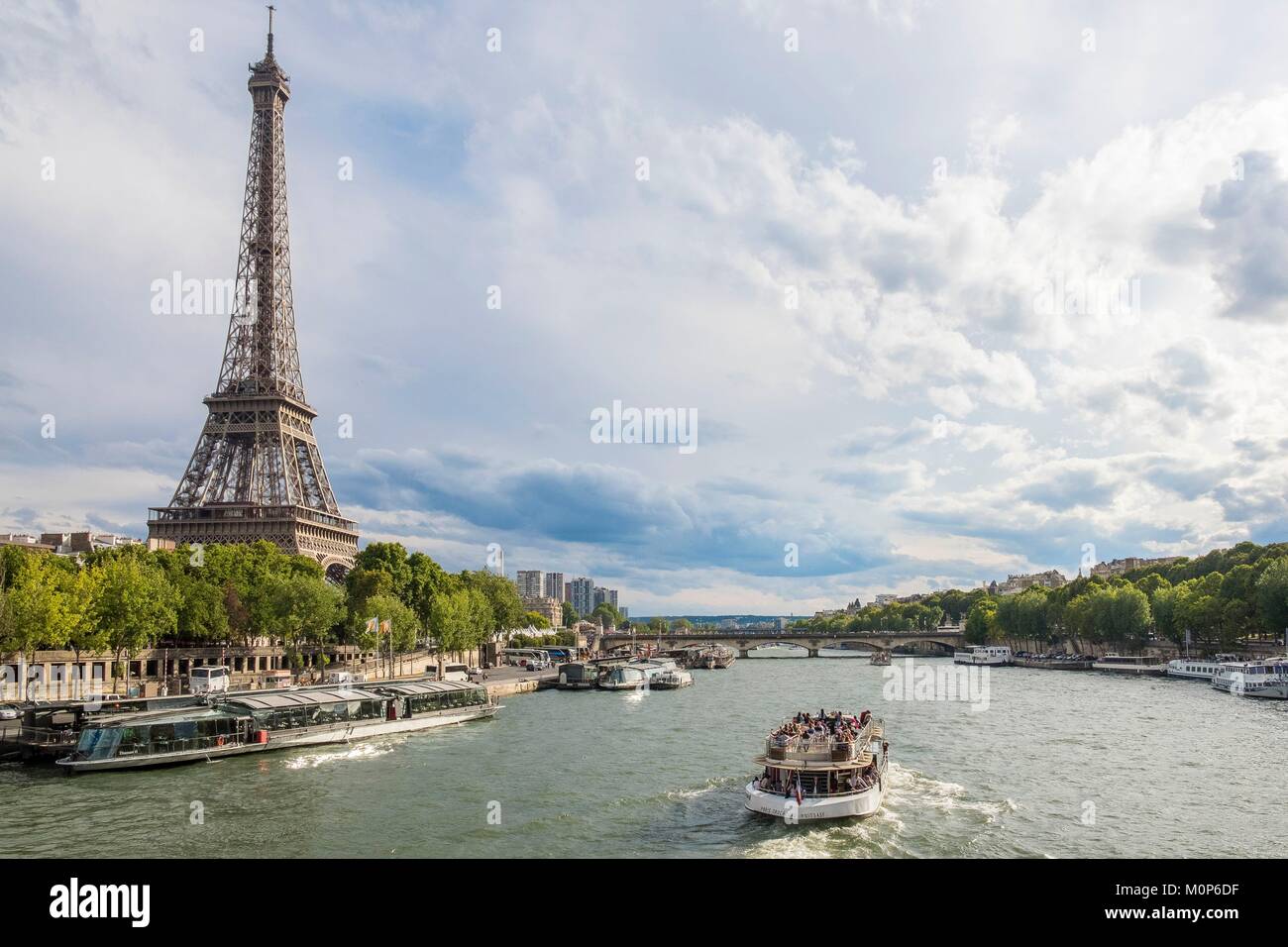 France,Paris,région inscrite au Patrimoine Mondial de l'UNESCO,un bateau mouche et la Tour Eiffel Banque D'Images