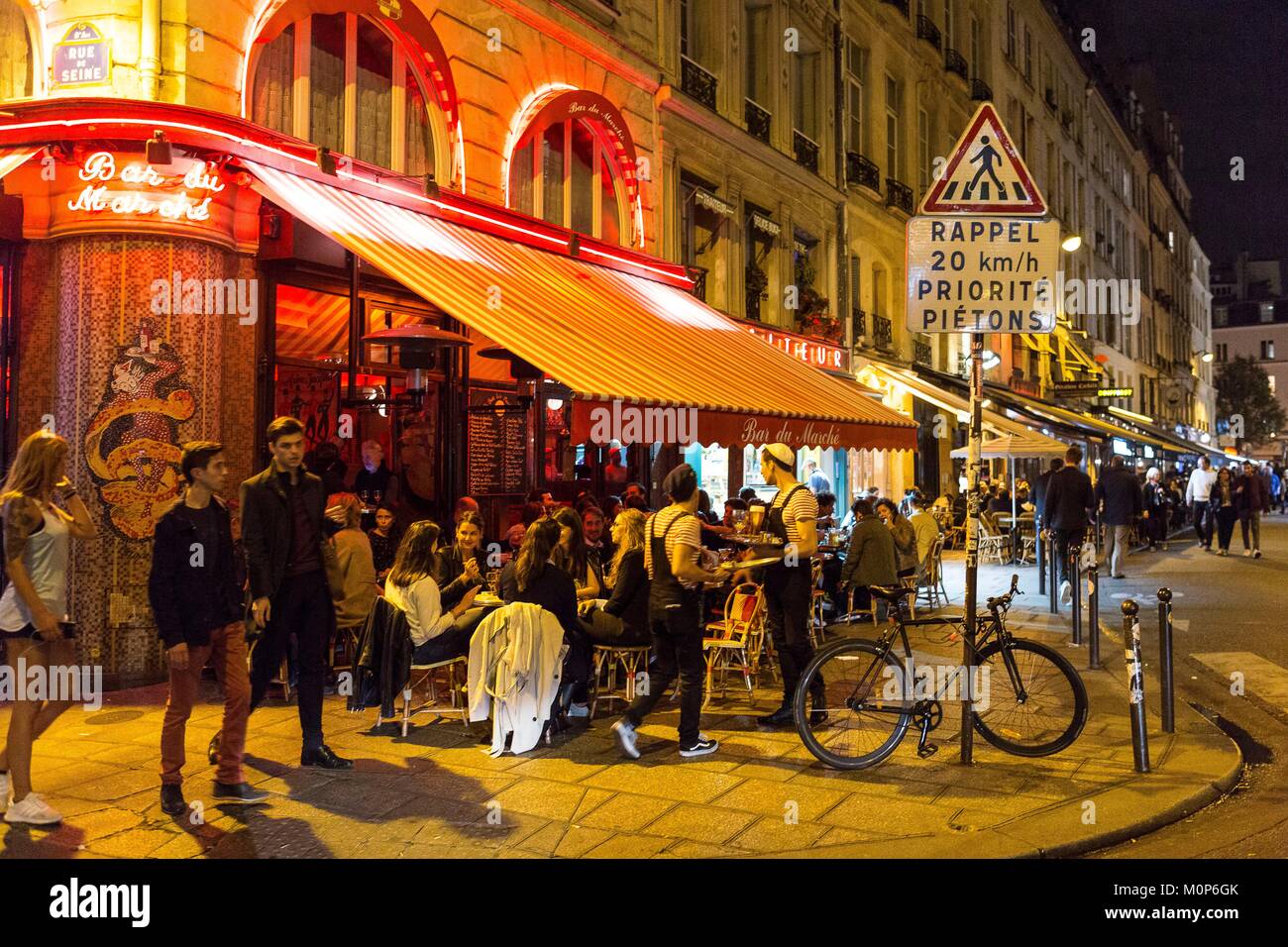 France,Paris,quartier de Saint Germain des Prés rue de Buci,terrasse,de restaurants et cafés Banque D'Images