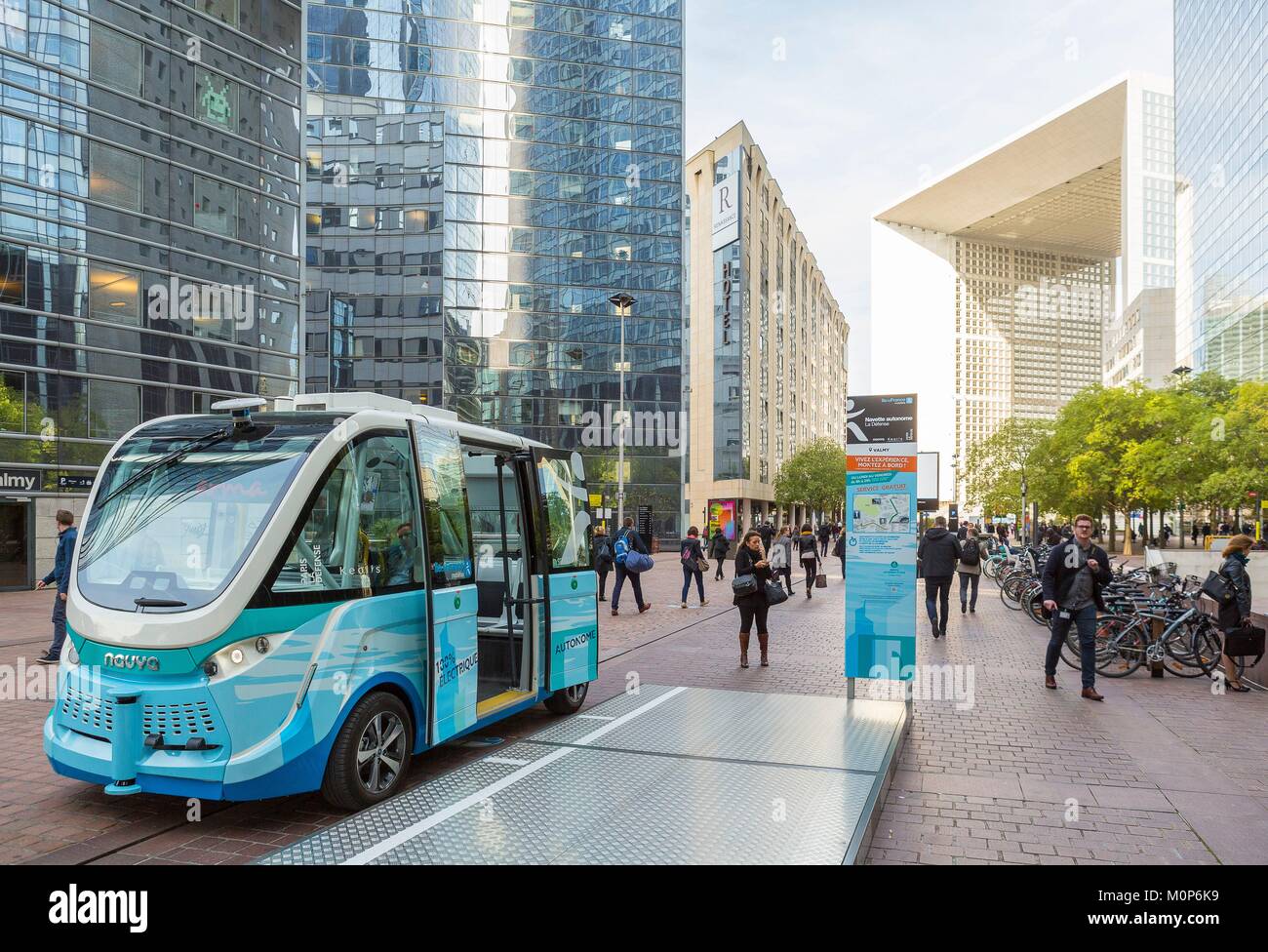France,Hauts de Seine,La Defense,entièrement automatisé d'un véhicule électrique sans chauffeur Banque D'Images