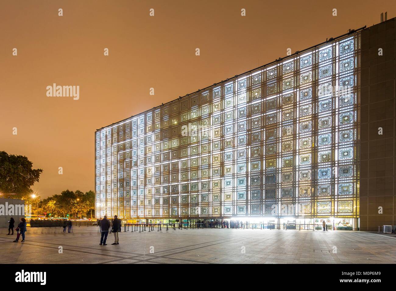 France, Paris, Institut du Monde Arabe (IMA), conçu par les architectes Jean Nouvel et Architecture-Studio,Nuit Blanche 2017 Banque D'Images