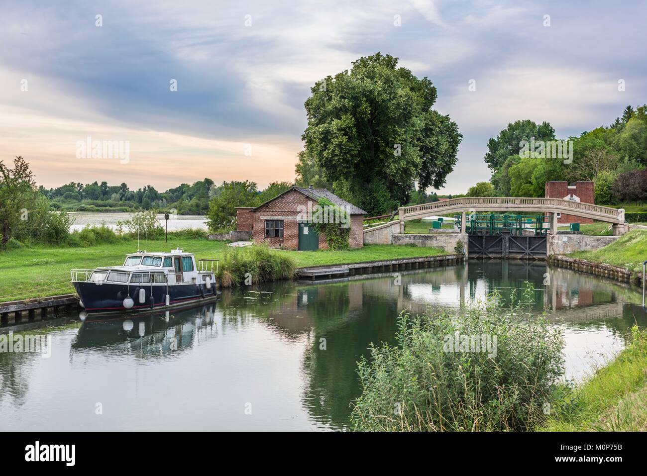 France,Somme,Vallée de la Somme,village de Frise,serrure sur le canal