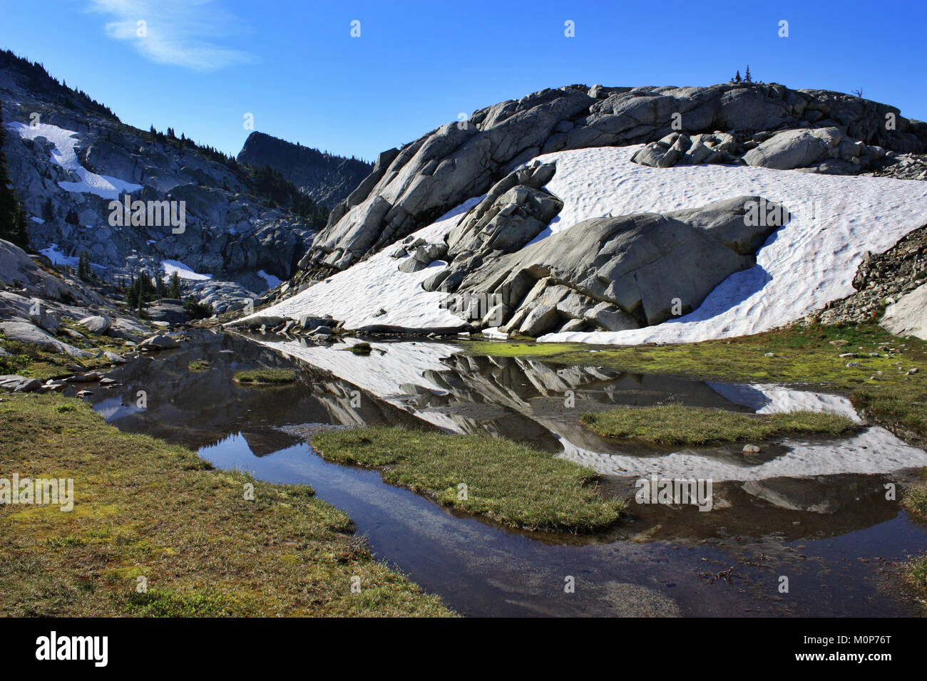 Le Tarn sur le chemin de Robin lacs dans les montagnes près de Wenatchee, Washington Saumon La Sac. Banque D'Images