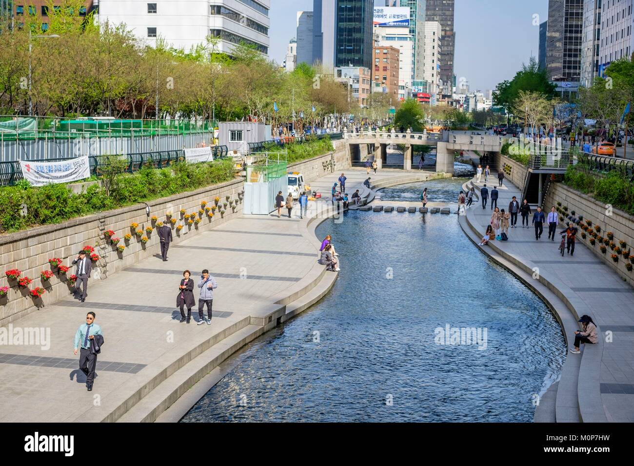 La Corée du Sud, Séoul, Jongno-gu district,Cheonggyecheon est une promenade de 6 km le long de la rivière Cheonggyecheon dans le centre de Séoul Banque D'Images