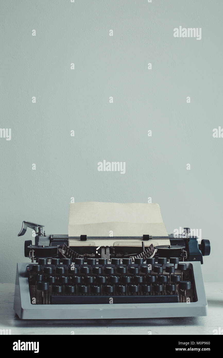 Vieille machine à écrire sur la table Banque D'Images