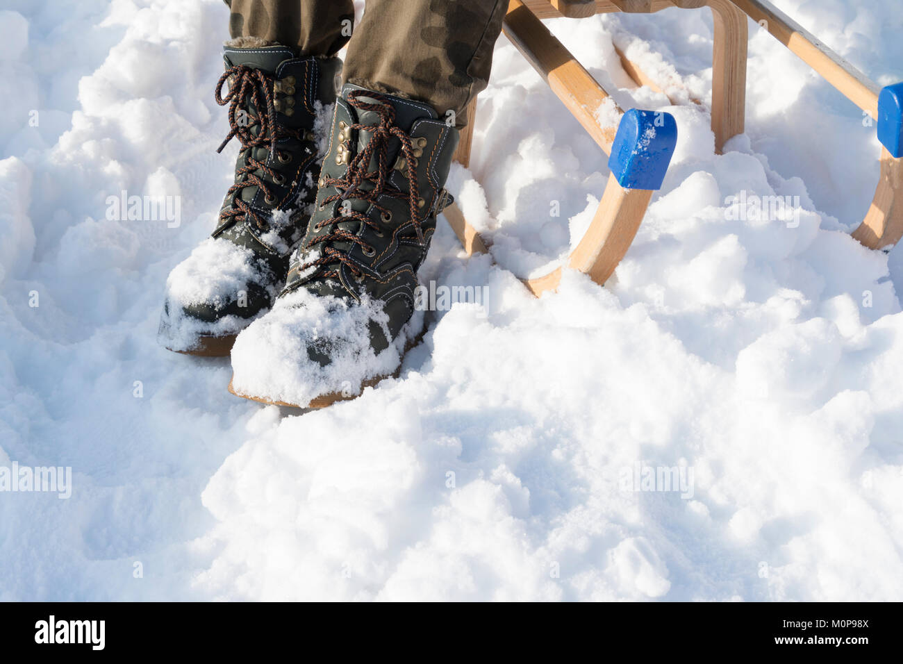 Men's ou woomen's Winter Boots sur la neige bottes d'hiver chaud vert.  libre, Camouflage, pantalon militaire Photo Stock - Alamy