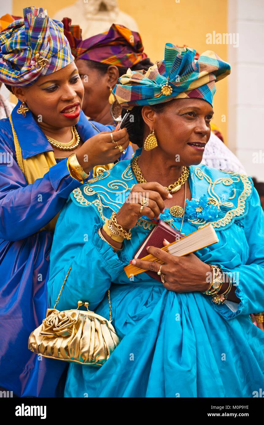 La France, la Guadeloupe, Grande-Terre, Pointe-à-Pitre,deux femmes vêtues  de robe créole traditionnel composent une beauté au cours de la fête de la  Guadeloupe Femmes Fishermen's Association Photo Stock - Alamy