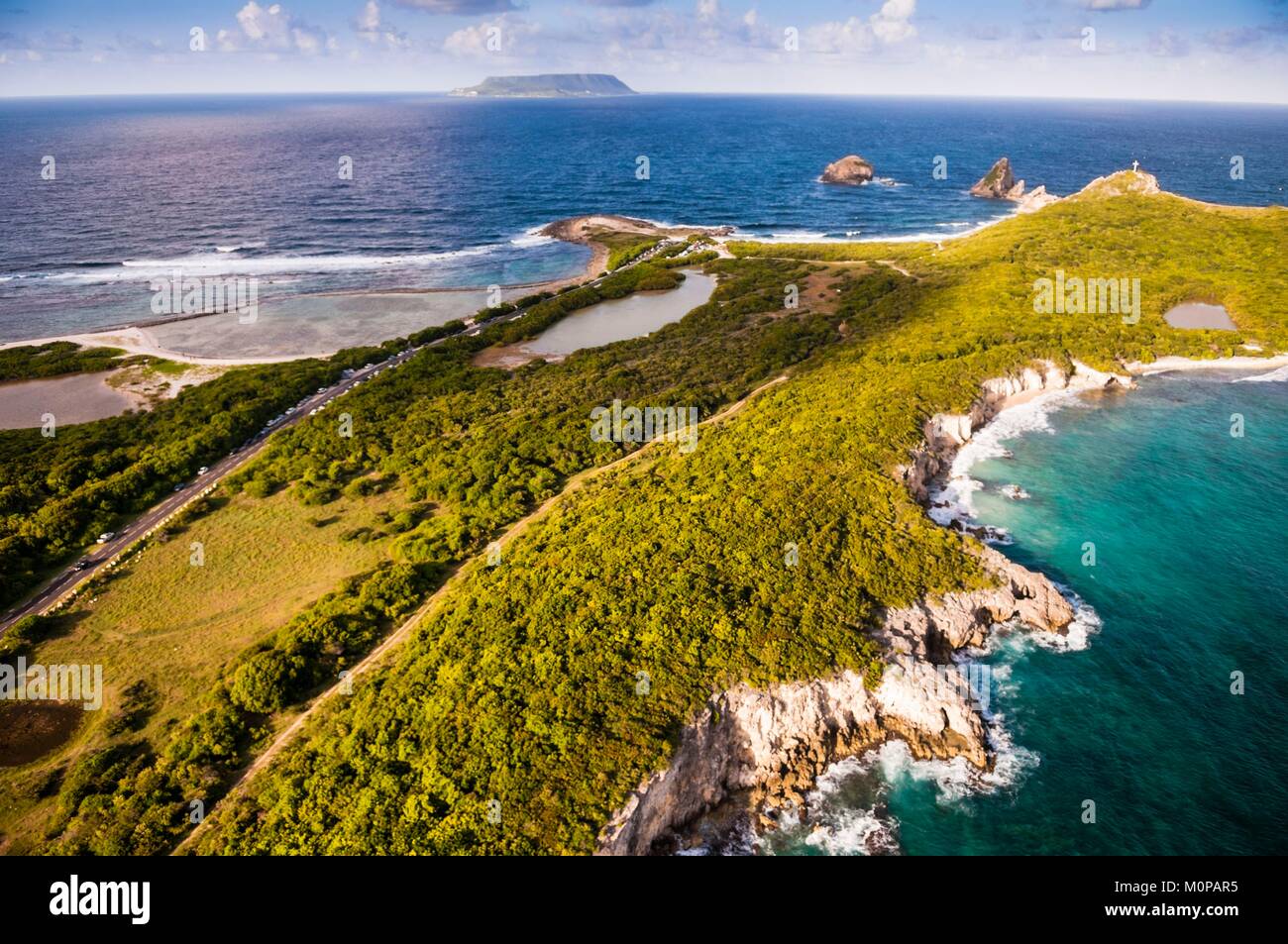 La France, la Guadeloupe, Grande-Terre, Saint-François,vue aérienne du marais salé de la Pointe des Châteaux, l'île de La Désirade en arrière-plan (vue aérienne) Banque D'Images