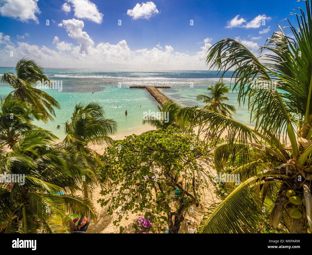 France,Caraïbes Petites Antilles, la Guadeloupe, Grande-Terre,,Sainte Anne,vue aérienne de la plage municipale et son lagon (vue aérienne) Banque D'Images