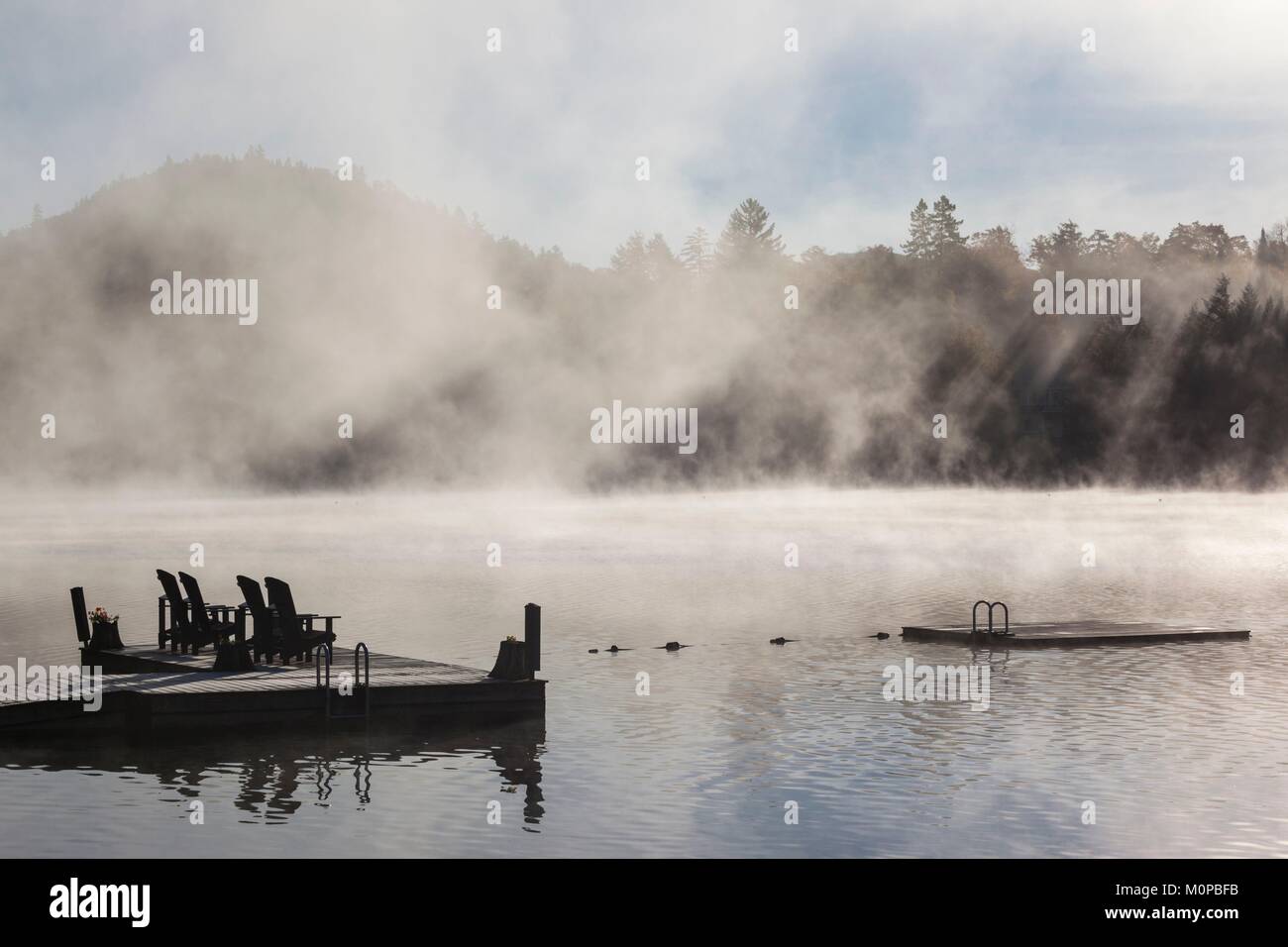 United States,New York,montagnes Adirondack,Miroir,Lake Placid Lake flotter dans le brouillard Banque D'Images