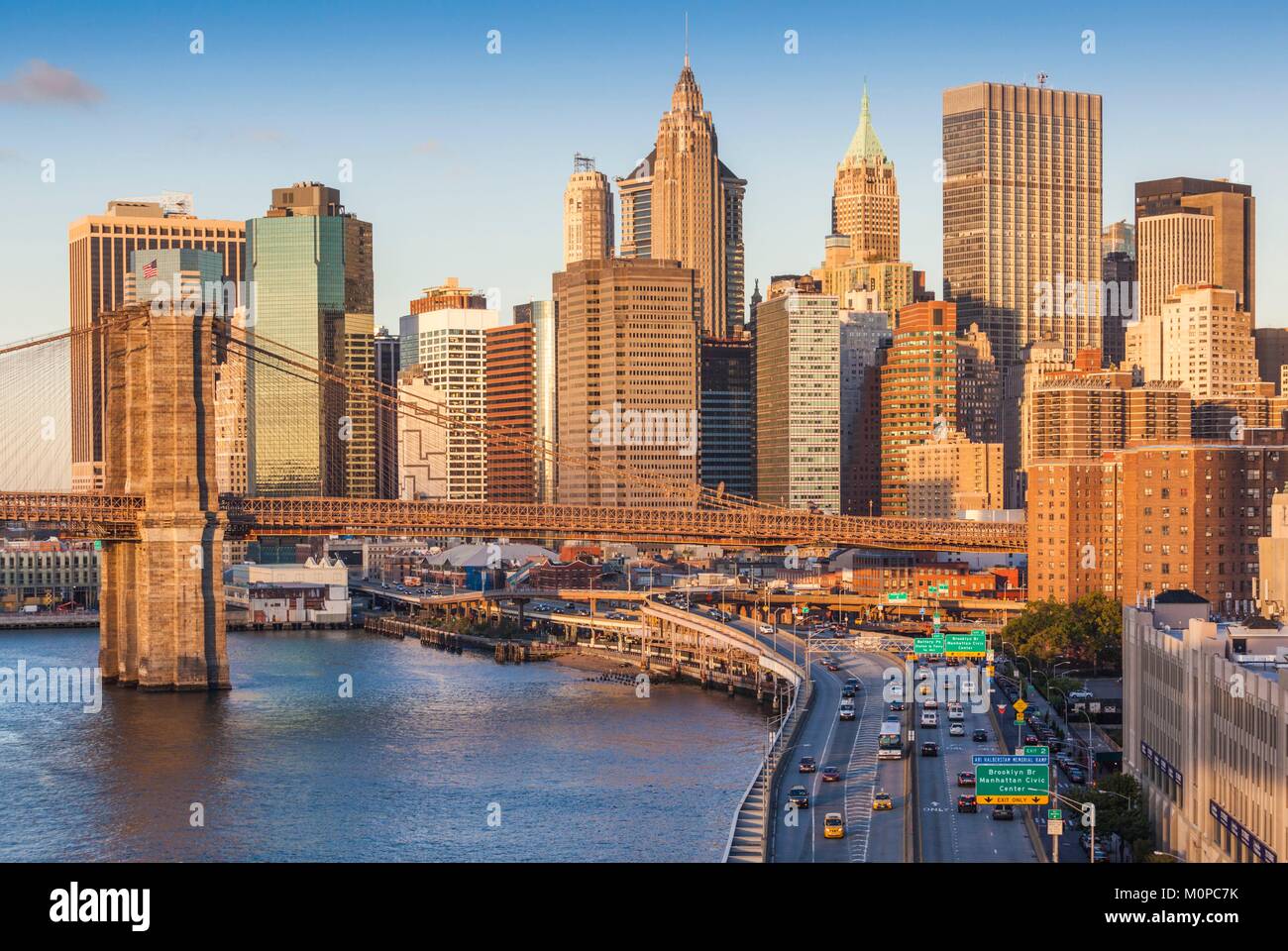 United States,New York,New York City Manhattan,FDR Drive et pont de Brooklyn,dawn Banque D'Images