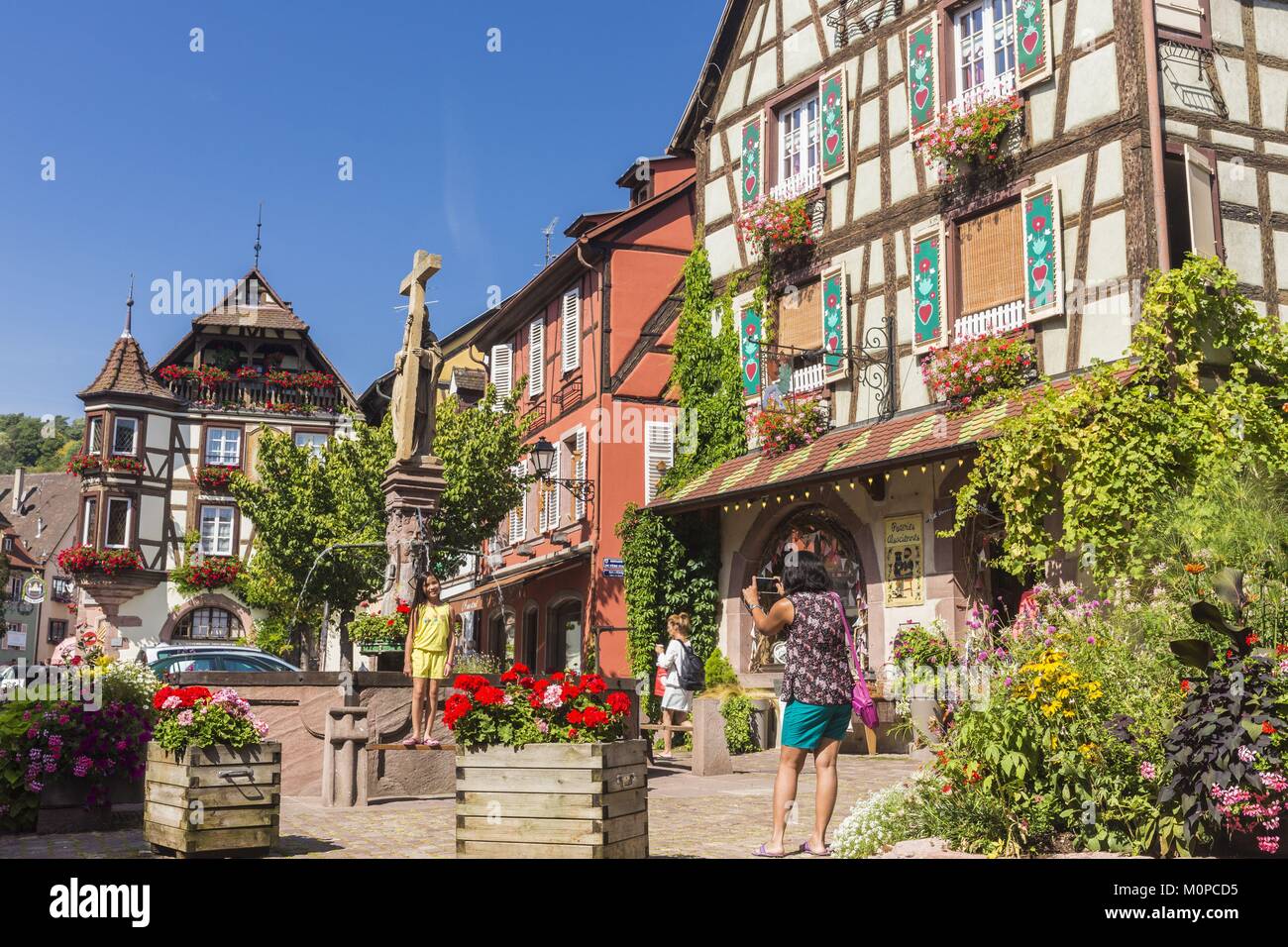 France,Haut Rhin,Route des Vins d'Alsace,Kaysersberg ,place de l'Eglise, la fontaine Constantin et la maison Faller Bref,la maison bois avec oriel Banque D'Images