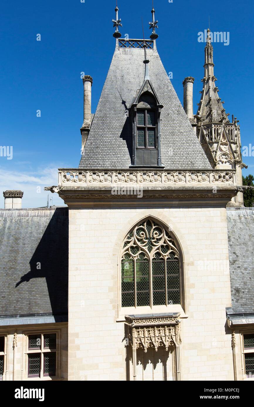 France,CHER,Bourges,palais Jacques Coeur,façade principale qui permet de montrer une statue du roi Charles le 6ème sur son cheval Banque D'Images