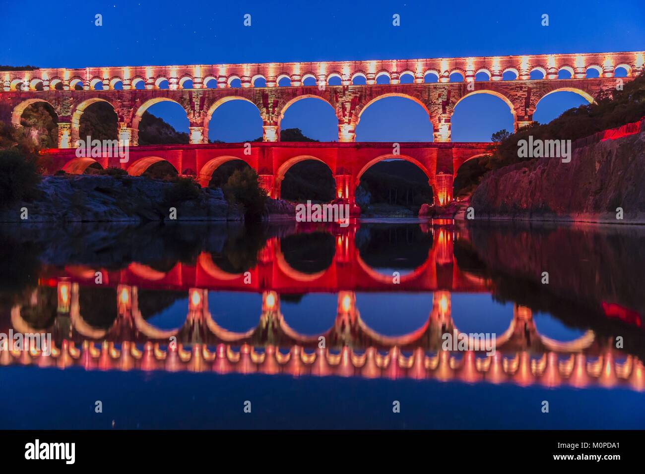 France,Gard,vers Pont du Gard, le Pont du Gard classé au Patrimoine Mondial par l'UNESCO,Grand Site de France,aqueduc romain du 1er siècle où des mesures au cours de la conception lumière de Gardon,Guillaume Sarrouy Banque D'Images