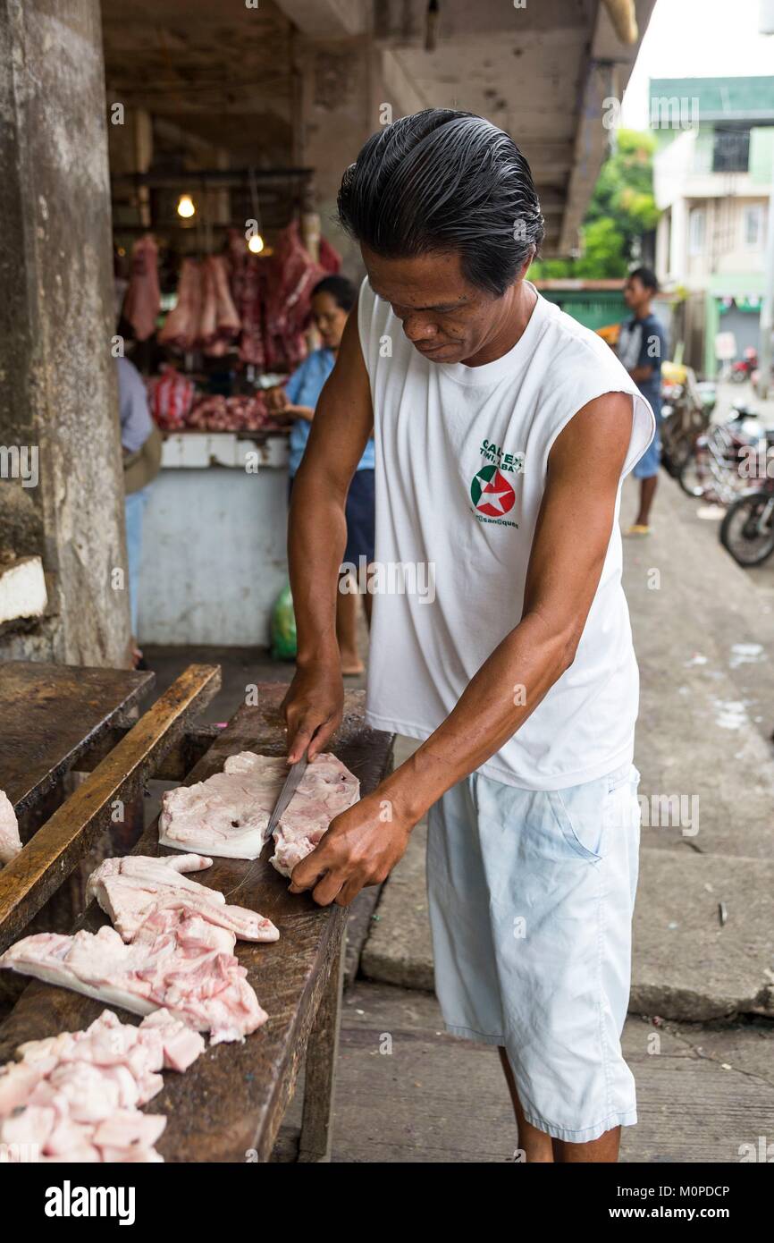 Luzon aux Philippines, la Province d'Albay,Tiwi,homme,couper la viande au marché de Tiwi Banque D'Images
