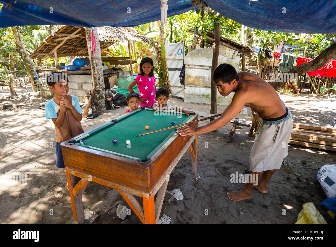 Philippines,Luzon, Camarines Sur Province,famille,San Jose jouer billard dans l'arrière-cour d'une maison dans un village de pêcheurs Banque D'Images