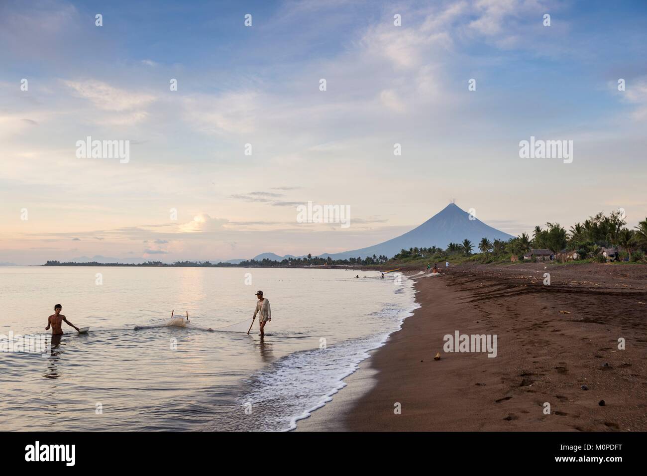 Luzon aux Philippines, la Province d'Albay,,nature,Tiwi fry pêche pêcheur avec du volcan Mayon en arrière-plan Banque D'Images