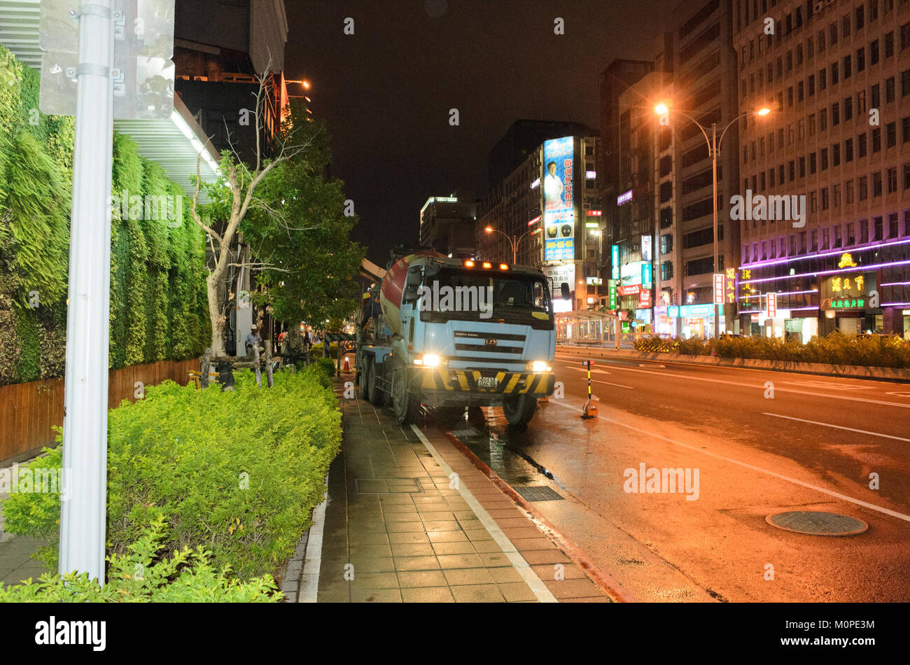 Un camion malaxeur de ciment est garé devant un chantier de construction sur Nanjing East Road à Taipei, Taiwan. La scène reflète les activités de développement urbain et de construction en cours dans la ville. Banque D'Images
