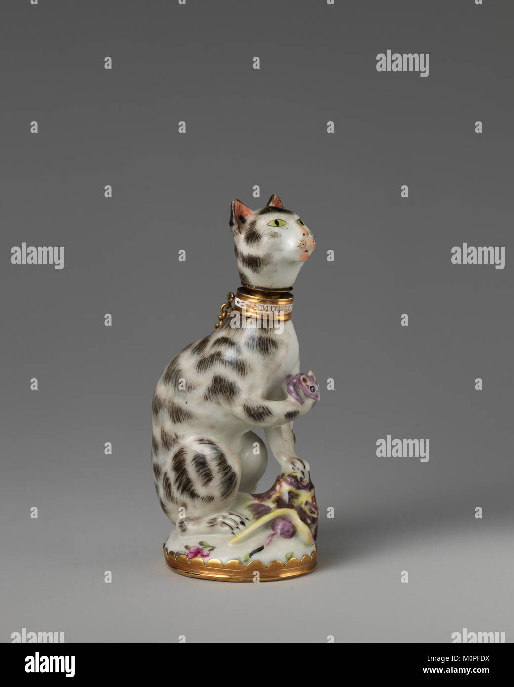 Cette statue de chat, conservée au MET, représente un artefact historique de l'art ancien, mettant en valeur l'importance culturelle des personnages félins dans les premières sociétés. Banque D'Images