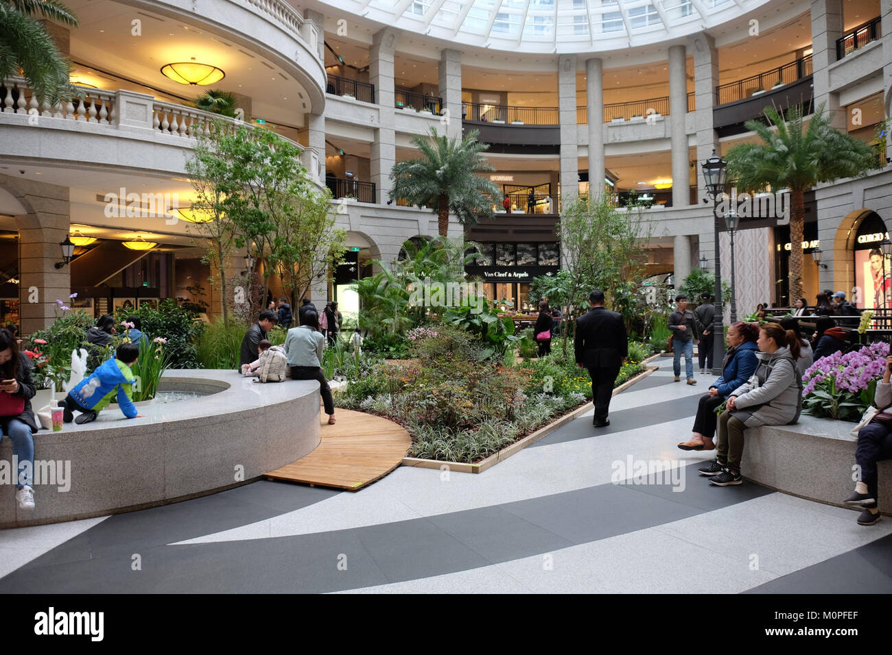 La Cour centrale de Bellavita, située au 1er étage, est une zone clé d'un complexe commercial ou d'un bâtiment commercial. Ce cliché du 27 mars 2016 capture son design et son attrait commercial. Banque D'Images