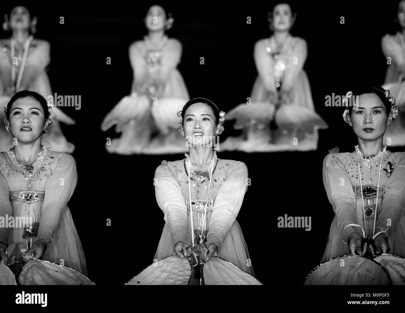 Les femmes nord-coréen choson en danse-ot au cours de l'Arirang mass games en mai 24, stade de la province de Pyongan, Pyongyang, Corée du Nord Banque D'Images