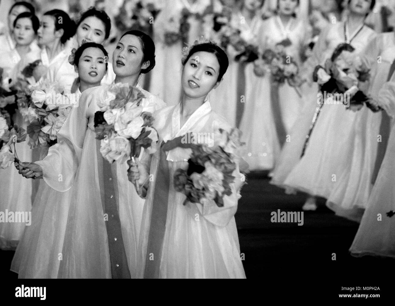 Les femmes nord-coréen choson en danse-ot au cours de l'Arirang mass games en mai 24, stade de la province de Pyongan, Pyongyang, Corée du Nord Banque D'Images