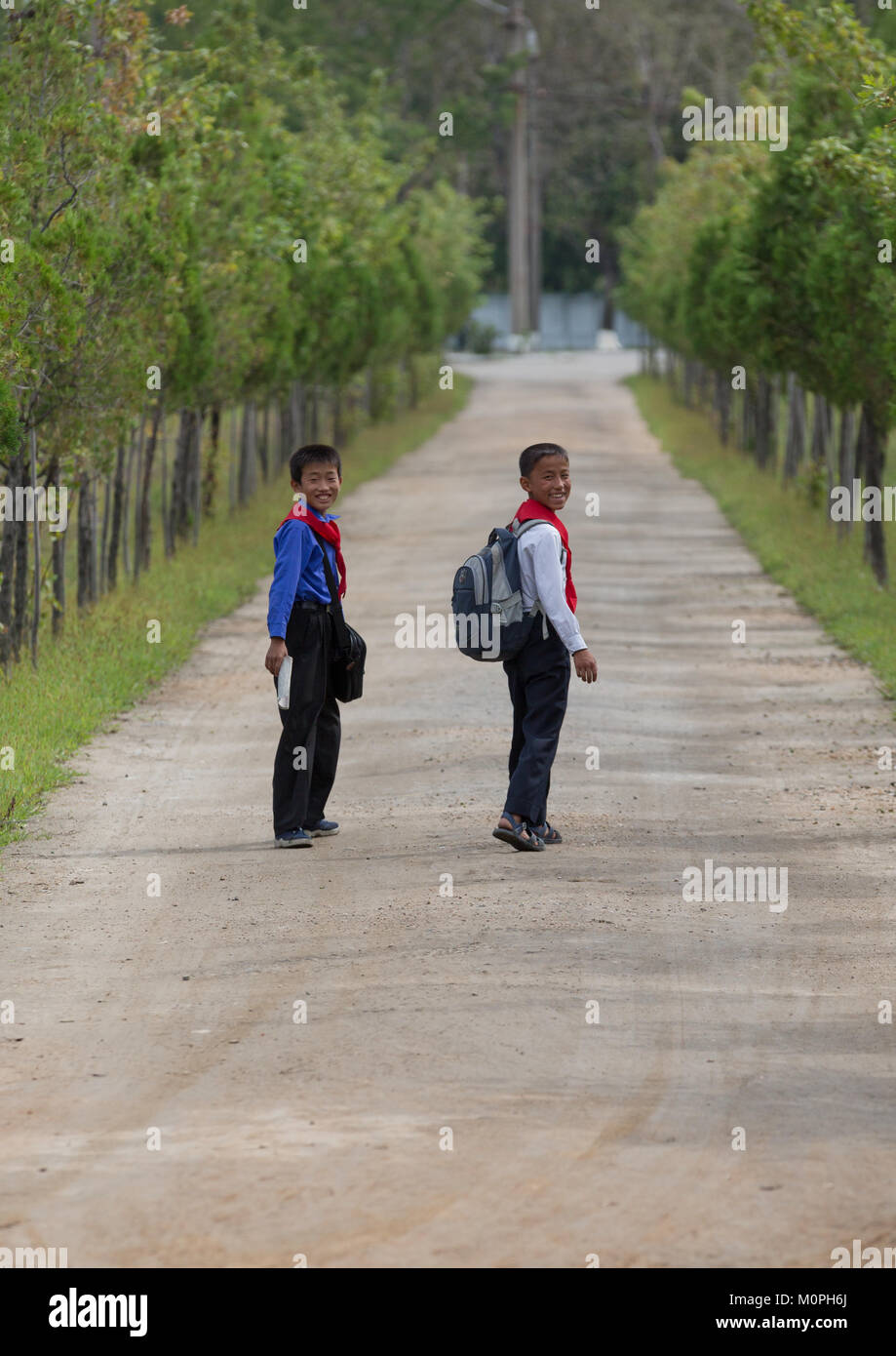 Portrait de garçons de la Corée du Nord à revenir de l'école, de la province du Hamgyong du Sud, Hamhung, la Corée du Nord Banque D'Images