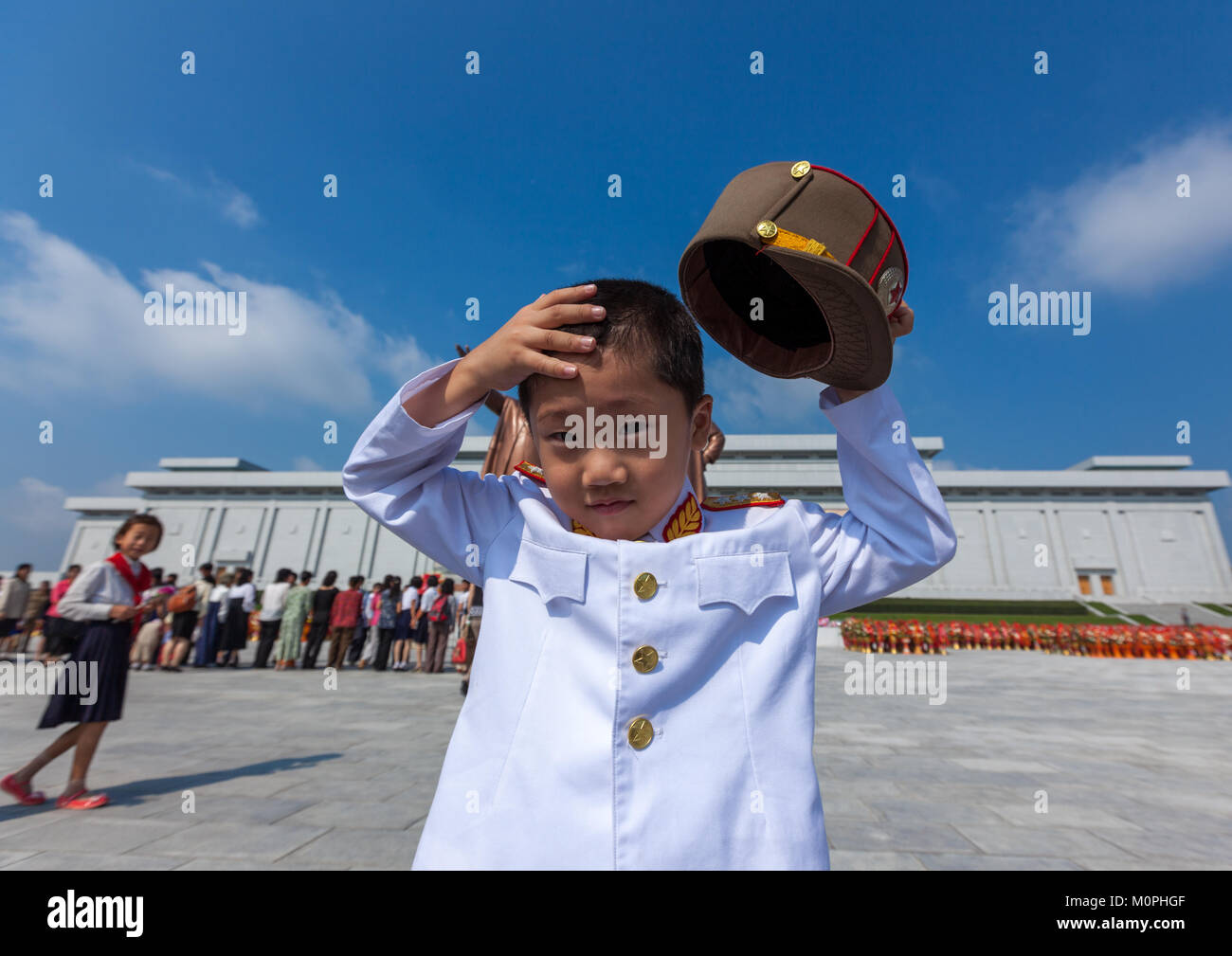 Garçon nord-coréen en uniforme de l'armée de mettre son képi dans grand  monument de la colline Mansu, province de Pyongan, Pyongyang, Corée du Nord  Photo Stock - Alamy