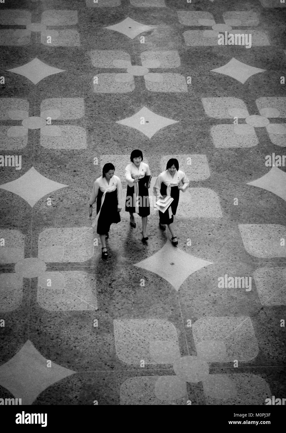 Femmes de la Corée du Nord la marche dans la grande maison d'études du peuple hall, de la province de Pyongan, Pyongyang, Corée du Nord Banque D'Images