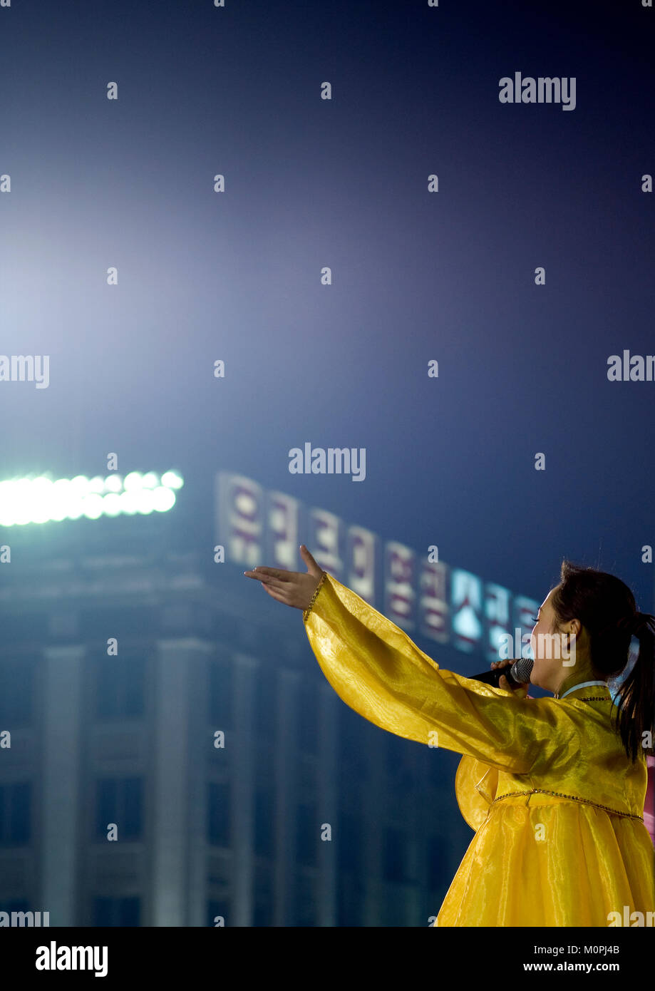 Chanteur nord-coréen au cours d'une danse de masse pour célébrer le 15 avril l'anniversaire de la naissance de Kim Il-sung sur la Place Kim Il Sung, de la province de Pyongan, Pyongyang, Corée du Nord Banque D'Images