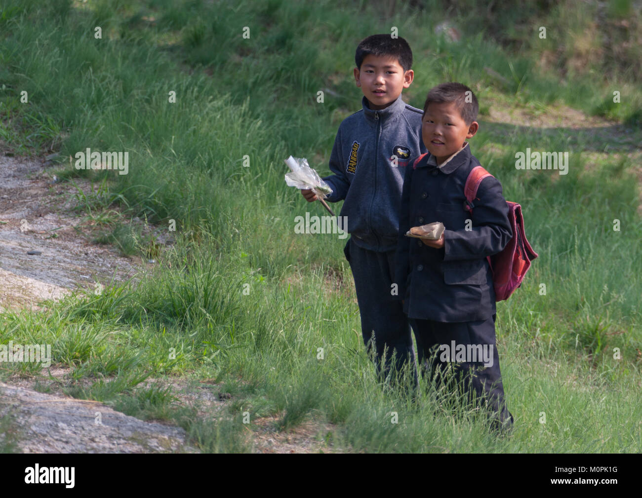 Portrait de garçons de la Corée du Nord à revenir de l'école, Province du Hwanghae du Nord, Kaesong, Corée du Nord Banque D'Images