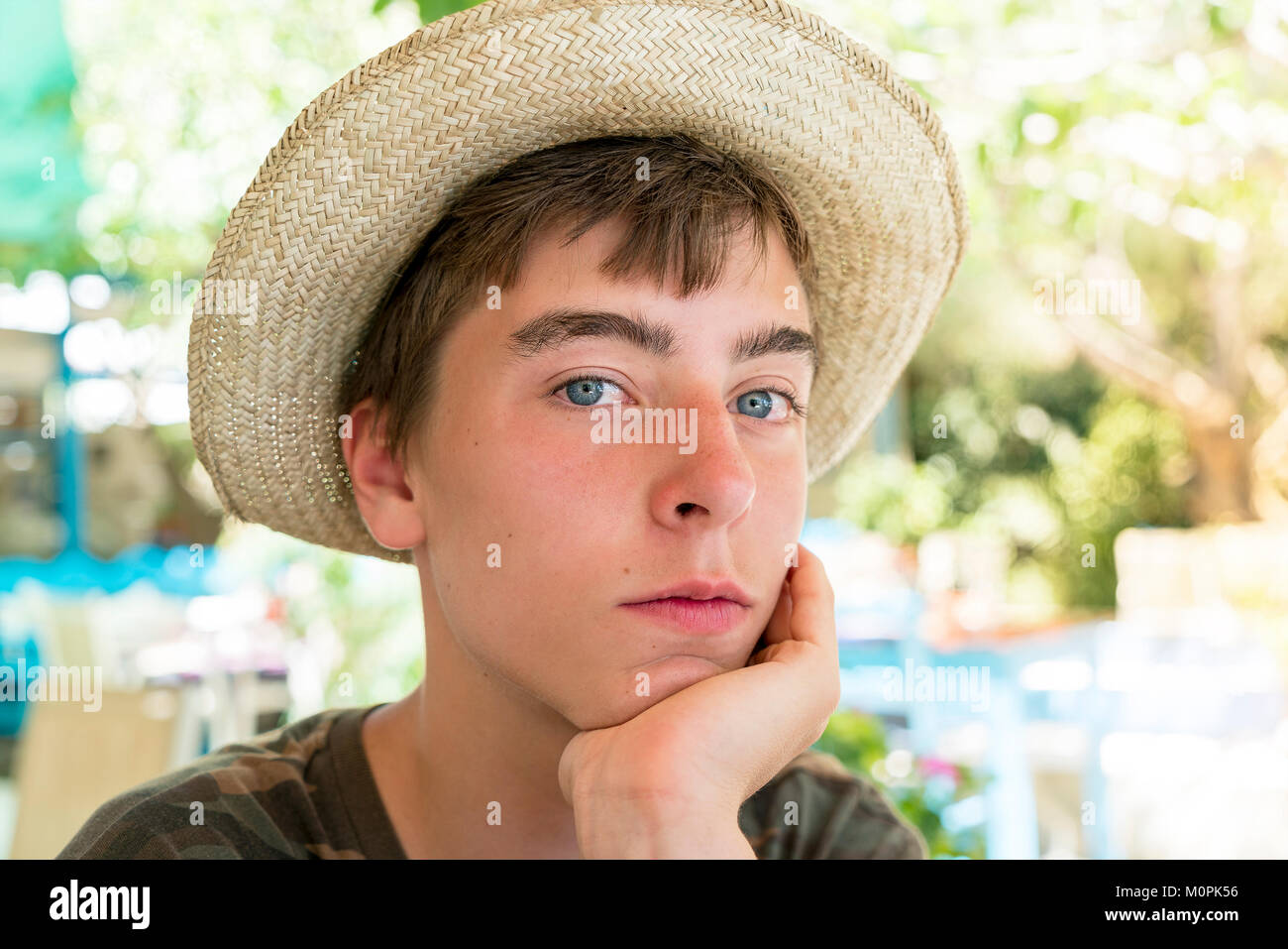 Portrait d'un jeune homme avec chapeau de paille Banque D'Images